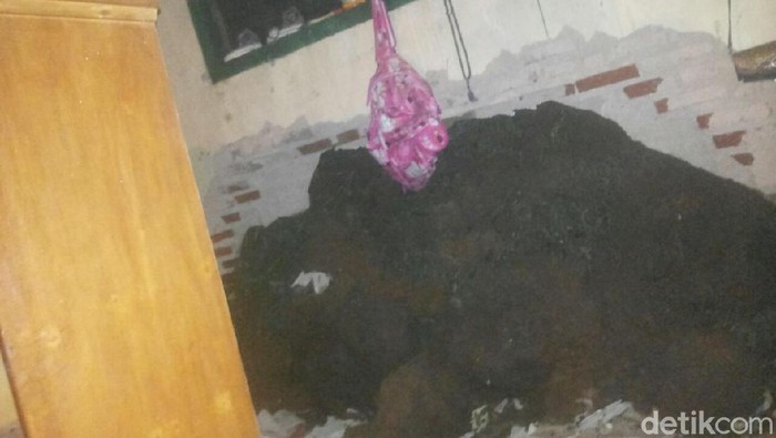 1 Rumah Rusak Akibat Terkena Longsor di Bandung