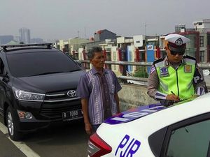 Polisi Juga Tilang Pengemudi Mobil Pakai Rotator di Kebon Nanas