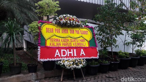 Karangan Bunga untuk Ahok-Djarot Masih Berdatangan ke Balai Kota