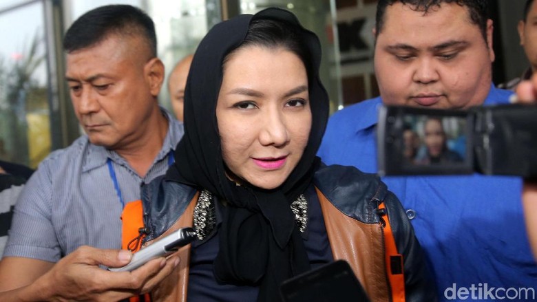 Diperiksa KPK soal Suap Rp 6 Miliar, Bupati Rita: Mungkin Pinjaman Diperiksa KPK soal Suap Rp 6 Miliar, Bupati Rita: Mungkin Pinjaman