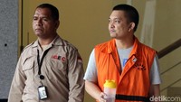 Aditya menjalani pemeriksaan perdana setelah terjaring operasi tangkap tangan (OTT) bersama Ketua Pengadilan Tinggi Manado Sudiwardono atas kasus dugaan suap hakim untuk mengamankan putusan banding Marlina Moha yang merupakan ibu dari Aditya Moha.