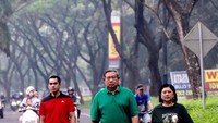 Didampingi istri tercinta, Susilo Bambang Yudhoyono (SBY) menikmati jalan pagi di sekitaran kota wisata. (Foto: @aniyudhoyono) 