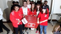 Partai Solidaritas Indonesia (PSI) mendatangi kantor Komisi Pemilihan Umum (KPU). Dipimpin sang ketua umum, Grace Natalie, PSI datang untuk mendaftarkan partainya sebagai peserta Pemilu 2019.