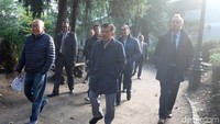 JK dan rombongan berjalan kaki sekitar 15 menit