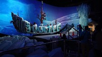 Di area Dream Playground, ada wahana unik yang dapat menggoyangkan traveler di dalam kapal. Interiornya pun keren seperti di dunia es! (Shinta/detikTravel)