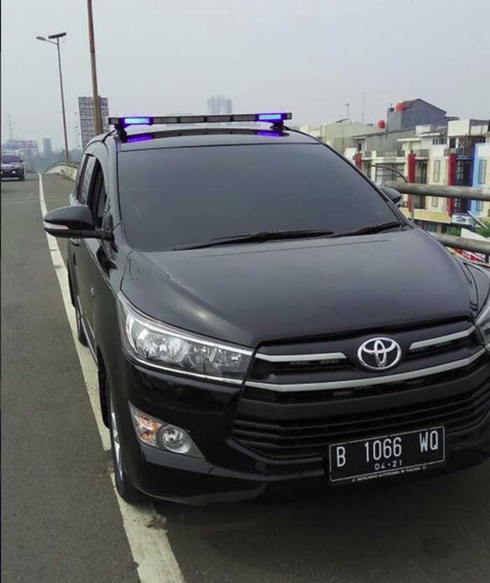 Polisi Juga Tilang Pengemudi Mobil Pakai Rotator di Kebon Nanas