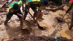Prajurit Kostrad Bantu Korban Tanah Longsor Pangandaran