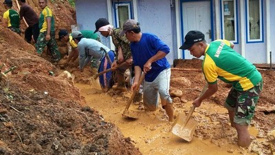 Prajurit Kostrad Bantu Korban Tanah Longsor Pangandaran