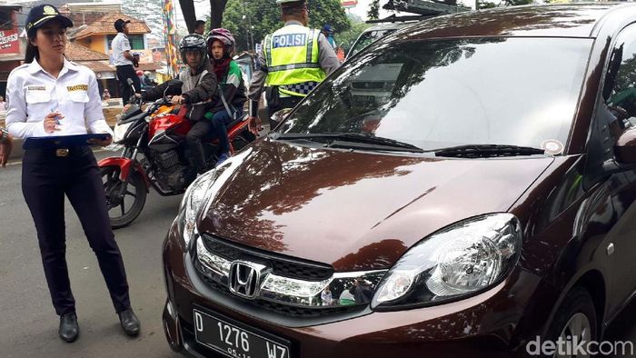 Razia taksi online di Bandung. Foto: Mukhlis Dinillah Razia taksi online di Bandung. Foto: Mukhlis Dinillah