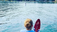 Selain berkuda, Jennifer juga gemar melakukan olahraga air atau watersport (Instagram/jenniferkgates)