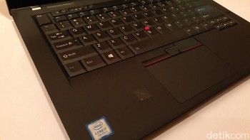 Sementara detail lainnya yang bisa memikat penggila ThinkPad adalah penggunaan keyboard tujuh baris yang pertama kali diperkenalkan di ThinkPad generasi pertama. Foto: detikINET/Yudhianto