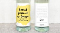 Anda bisa mengiming-imingi teman yang sedang diet dengan wine berlabel I Heard Youre on a Cleanse. Kalimat Aku pikir sekarang kamu hanya bisa melihat aku minum pasti bikin kesal si penerima. Foto: Delicate Estates