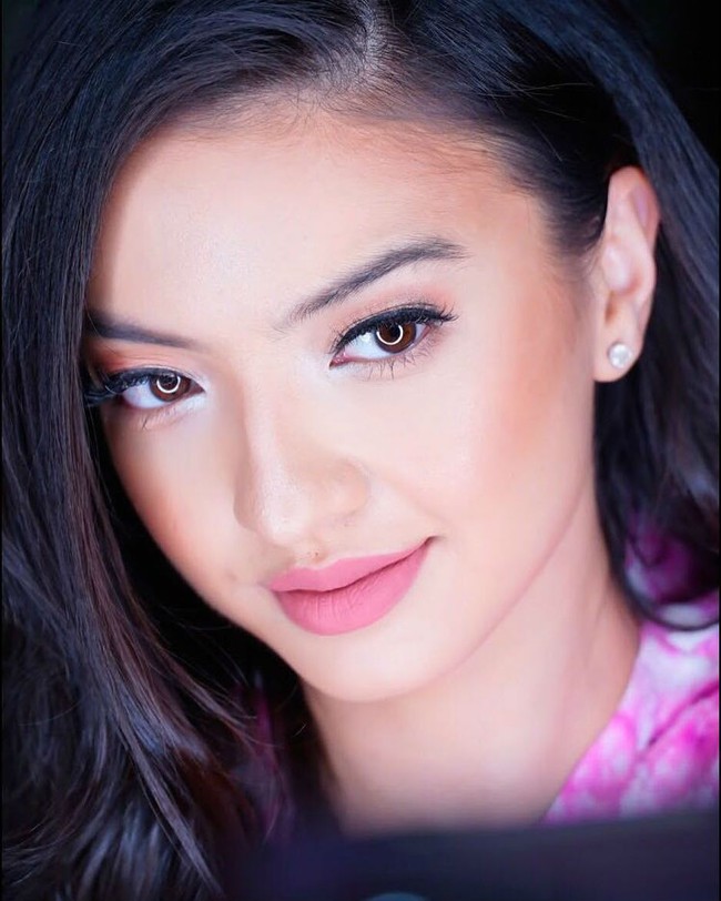 Tak hanya cantik, Raline Shah juga dikenal baik hati. Pemain Surga yang Tak Dirindukan ini melakukan berbagai kegiatan dan terlibat pembangunan rumah untuk keluarga yang tak mampu. Selain itu, Raline juga pernah membuat konser amal yang bertajuk Voice of Children: Listen With Love.Foto: Instagram