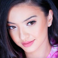 Tak hanya cantik, Raline Shah juga dikenal baik hati. Pemain Surga yang Tak Dirindukan ini melakukan berbagai kegiatan dan terlibat pembangunan rumah untuk keluarga yang tak mampu. Selain itu, Raline juga pernah membuat konser amal yang bertajuk Voice of Children: Listen With Love.Foto: Instagram