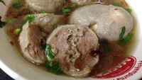 Bakso Bang Jambrong yang berada di Jalan Raya Gandul No. 103 ini punya sajian bakso urat hingga bakso rawit. Semangkuk bakso rawit dibandrol dengan harga Rp 12.000-an. Foto: Dok. detikFood