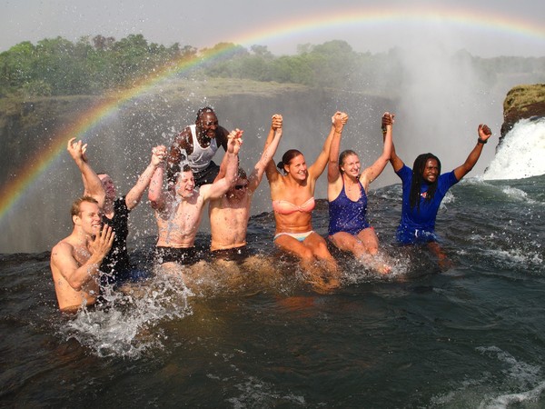 Devils Pool pun sudah ramai didatangi turis. Terlihat, mereka asyik-asyik saja bermain air di sana (@LivingstoneIslandDevilsPool/Facebook) Devils Pool pun sudah ramai didatangi turis. Terlihat, mereka asyik-asyik saja bermain air di sana (@LivingstoneIslandDevilsPool/Facebook)