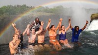 Devils Pool pun sudah ramai didatangi turis. Terlihat, mereka asyik-asyik saja bermain air di sana (@LivingstoneIslandDevilsPool/Facebook)