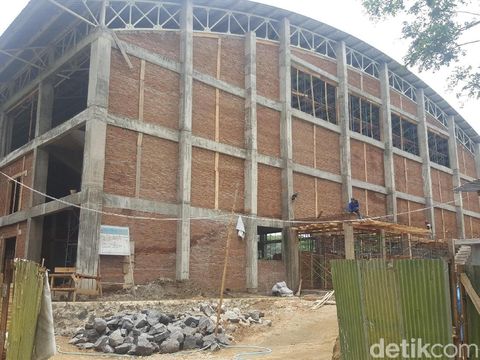 Kolam Renang Indoor di Malang tahap finishing/