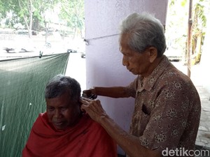 Di Bawah Jembatan, Tempat Pangkas Rambut Ini Dirintis 17 Tahun Lalu