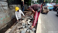 Sejumlah pekerja tengah menyelesaikan pengerjaan pedestrian.