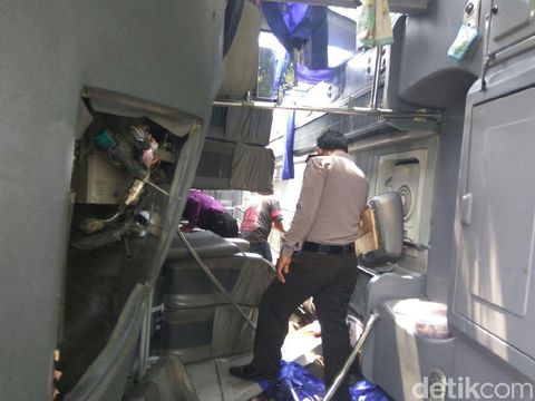 Bus Widji terguling/