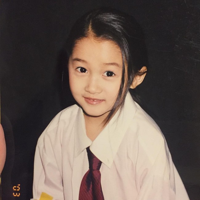 Kecantikan pacar Luhan tersebut dibuktikan dengan foto throwback berikut yang menunjukkan bahwa wajahnya sudah manis sejak kecil. Itu tidak mengherankan karena Xiao Tong dulunya adalah seorang aktris cilik yang mengawali karier di usia empat tahun. Foto: Instagram