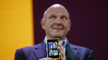 Mantan CEO Microsoft Steve Ballmer memamerkan smarpthone Nokia Lumia 920 saat peluncuran Windows Phone 8 di San Fransisco pada tahun 2012. Nokia memang pendukung terkuat Windows Phone dan mengadopsinya sejak tahun 2011. (Foto: GettyImages)