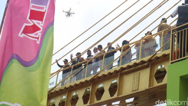 Sensasi Berjalan di Jembatan Kaca Pertama di Indonesia
