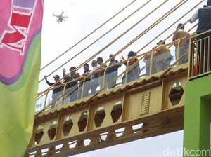 Hore..Jembatan Kaca Penghubung Dua Kampung di Malang Bisa Dilewati