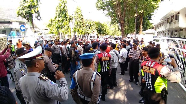 Unjuk rasa ini dikawal polisi
