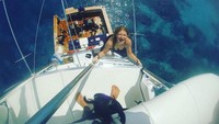 Kalau yang satu ini, Jennifer sedang apa ya? Awas jatuh ke laut! (Instagram/jenniferkgates)