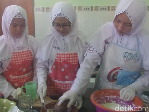 Pelajar membuat mie berbahan udang vaname/