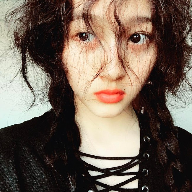 Di media sosial, Xiao Tong juga sering mengunggah foto tanpa makeup tebal. Terlihat jika wanita kelahiran Beijing itu punya wajahnya yang memang manis meski tidak dipoles riasan. Foto: Instagram