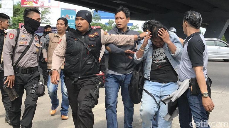 Demo di Makassar Minta Nasionalisasi Freeport Berujung Ricuh Demo di Makassar Minta Nasionalisasi Freeport Berujung Ricuh
