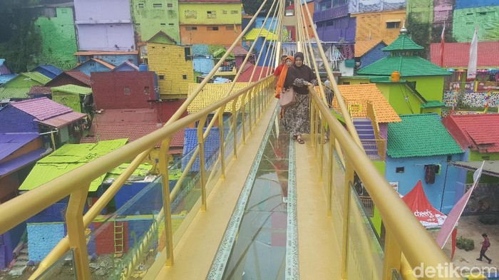 Jembatan Kaca Penghubung Kampung Warna Warni