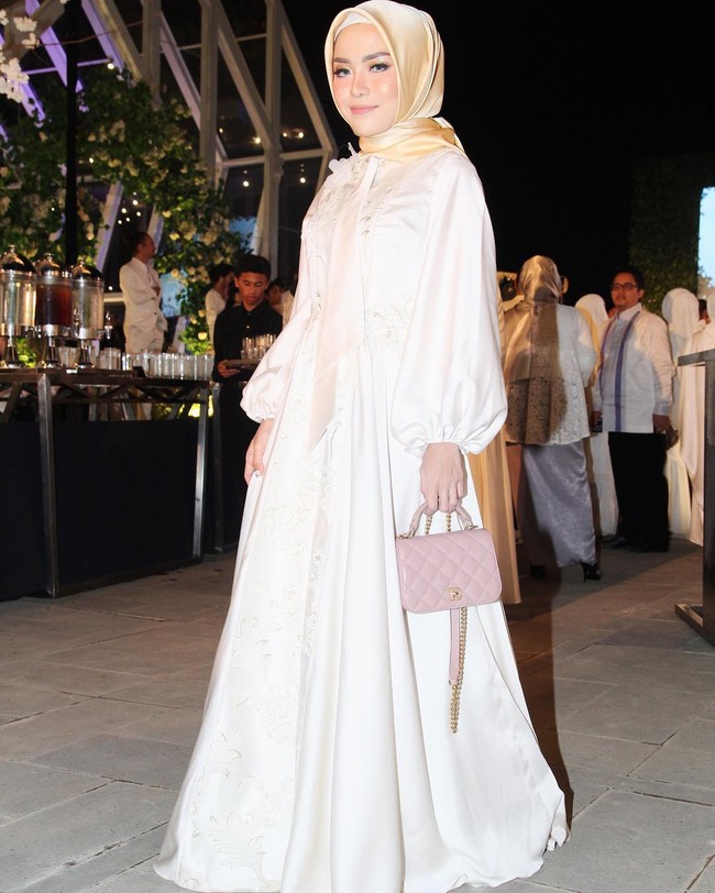 Selain aktris dan penyanyi, hadir pula selebriti Instagram dan pengusaha Medina Zein. Medina yang lebih dikenal sebagai pengusaha itu juga merupakan rekan bisnis Laudya Cynthia Bella. Ia tampil anggun dalam balutan dress putih berlengan kepompong dan jilbab warna gold. Foto: Dok. Instagram