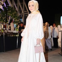 Selain aktris dan penyanyi, hadir pula selebriti Instagram dan pengusaha Medina Zein. Medina yang lebih dikenal sebagai pengusaha itu juga merupakan rekan bisnis Laudya Cynthia Bella. Ia tampil anggun dalam balutan dress putih berlengan kepompong dan jilbab warna gold. Foto: Dok. Instagram