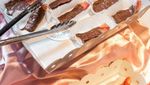 Gimana Ya Rasanya Jangkrik, Bacon hingga Cumi yang Dibalut Cokelat Ini?