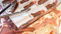 Bacon yang tipis gurih tak luput dipadukan dengan cokelat. Sajian ini terasa manis gurih dan disukai banyak orang. Foto: Istimewa