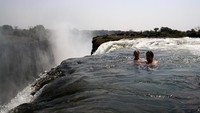 Kolam Setan ini hanya bisa didatangi ketika musim panas tiba, dari pertengahan Agustus sampai Januari. Saat itulah debit airnya sedikit dan arusnya tidak terlalu deras (@LivingstoneIslandDevilsPool/Facebook)