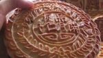 Unik! Kue Bulan Ini Diberi Isian Mie Instan hingga Kaki Katak