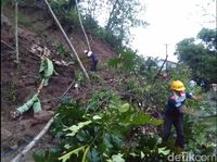 membersihkan bekas longsoran