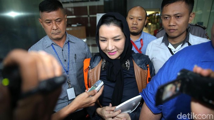 Diperiksa KPK, Bupati Rita Tunjukkan Foto Emas Rp 6 Miliar