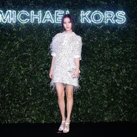 Gaya Seohyun lebih chic, feminin, dan tipe girl next door. Ia suka mengenakan rok, gaun dan perpaduan kemeja/blouse dengan celana maupun rok model klasik. Foto: Getty Images