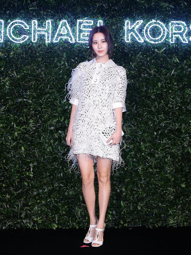 Gaya Seohyun lebih chic, feminin, dan tipe girl next door. Ia suka mengenakan rok, gaun dan perpaduan kemeja/blouse dengan celana maupun rok model klasik. Foto: Getty Images