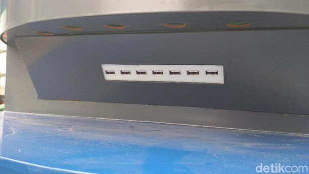 mengisi daya ponsel dengan kabel data
