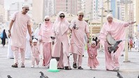 Meskipun pada waktu itu ia tampak melakukan umrah bersama keluarganya dengan jasa First Travel. (Dok. Instagram/princessyahrini)