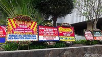 Kebanyakan dari karangan bunga tersebut menyatakan apresiasi atas kepemimpinan pasangan Basuki Tjahaja Purnama (Ahok) dan Djarot Saiful Hidayat. Foto: Karangan bunga untuk Ahok-Djarot (Marlinda-detikcom)