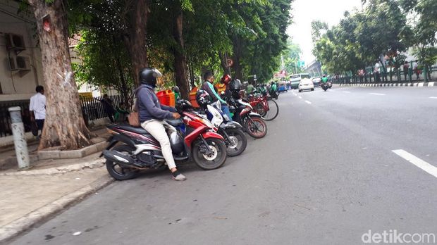 Semrawut Ojek Pangkalan dan Online yang Mangkal di Trotoar Cikini