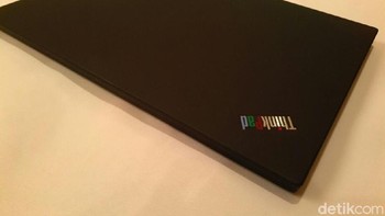 Red dot yang ada di tengah-tengah keyboard sebenarnya berfungsi sebagai penggerak cursor di layar. Foto: detikINET/Yudhianto